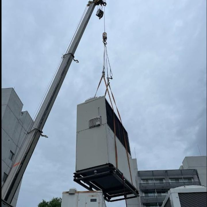 クレーンによる空調機器の揚重