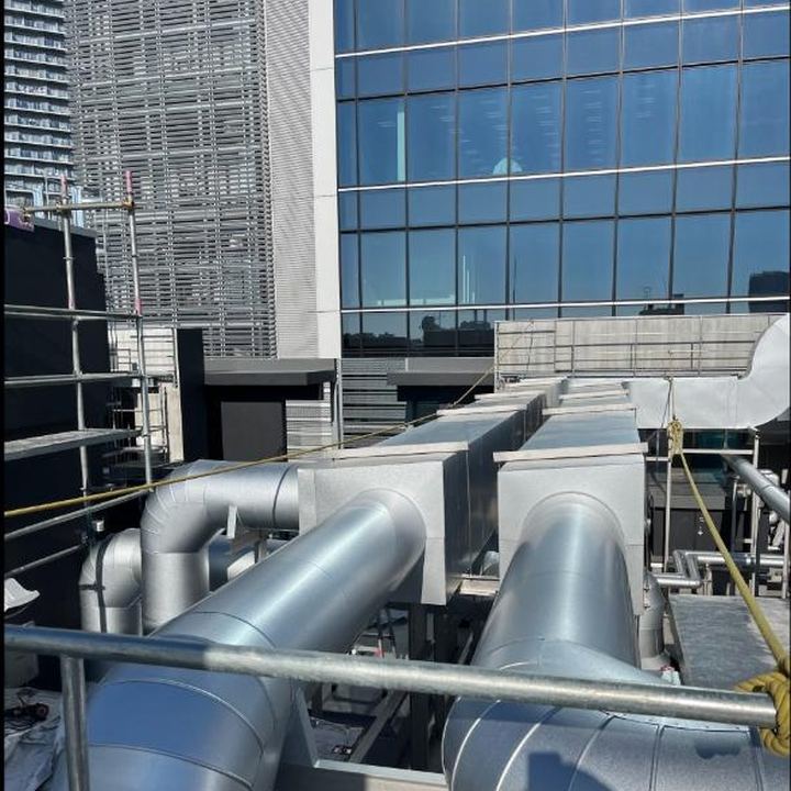 ビル屋上に設置した空調ダクト設備